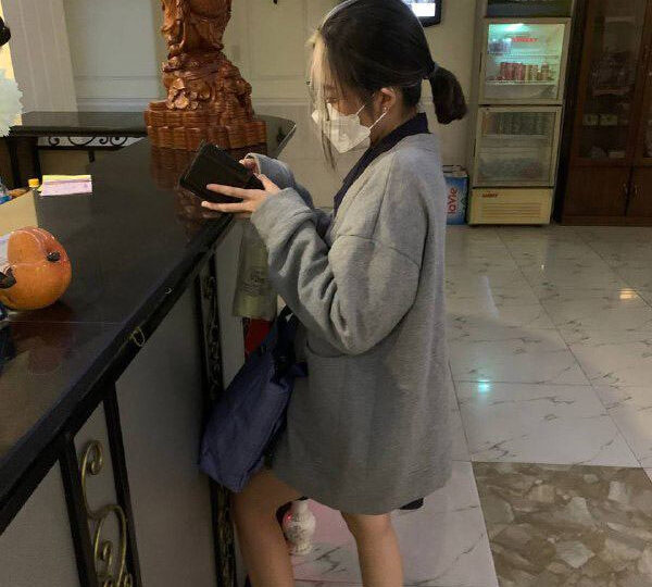 Ảnh 5 của Cởi áo chịch em khi em đang nghe điện thoại