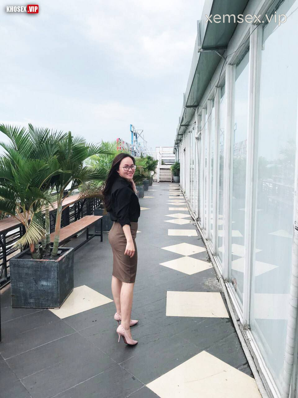 du-em-nhan-vien-van-phong-deo-kinh-suong-ren-ri-roi-ga-em-xuat-trong-full-clip-pic-hinh-03