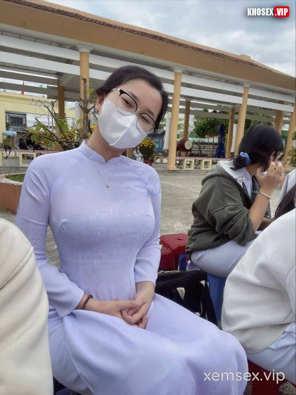 thanh-nien-dit-nhau-voi-em-hoc-sinh-cap-3-mac-ao-dai-hinh-01