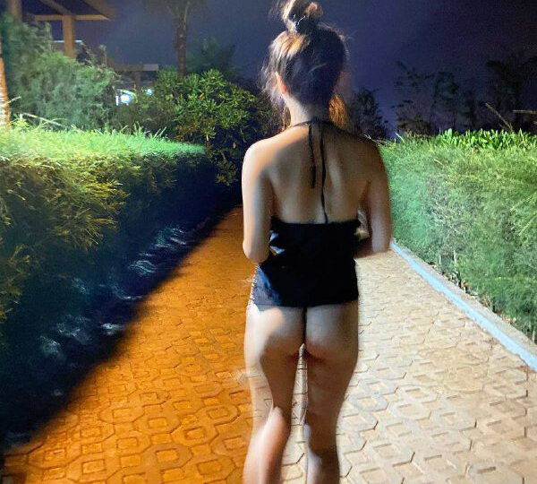 Ảnh 3 của Vợ dâm đãng thích thả rông đụ public (Full Clip + Pic)